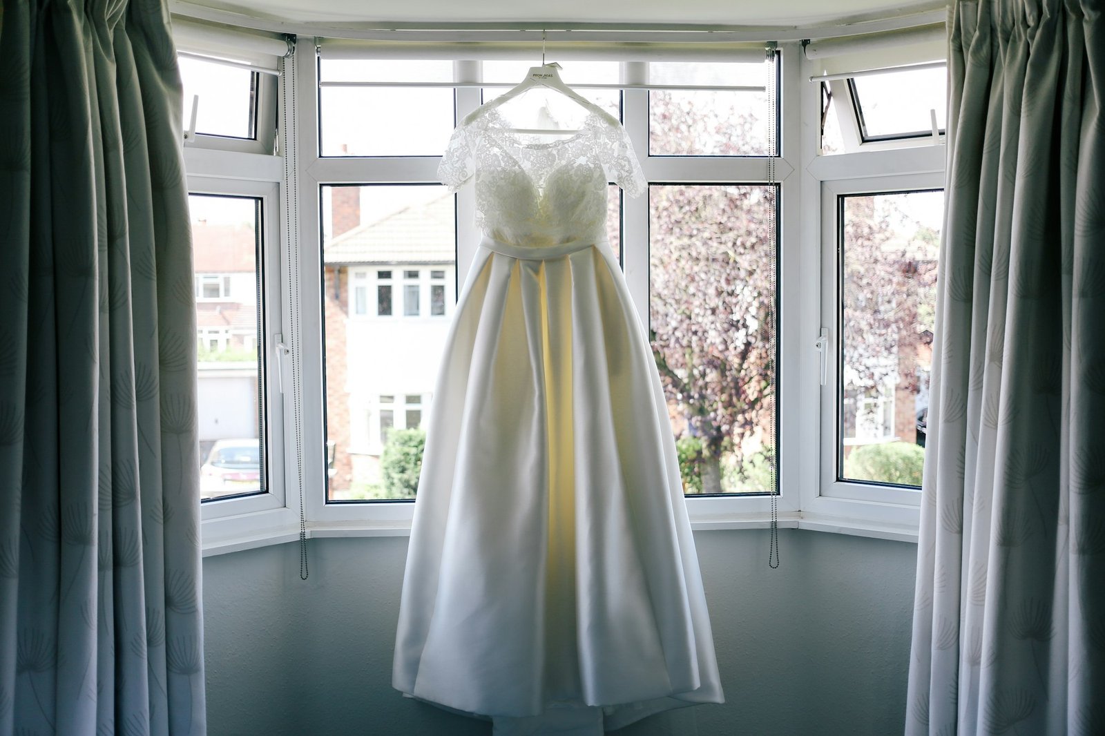 Robe de mariée Belgique : mariée de dos en robe à voile long, guide des prix, boutiques et seconde main en Belgique 2026